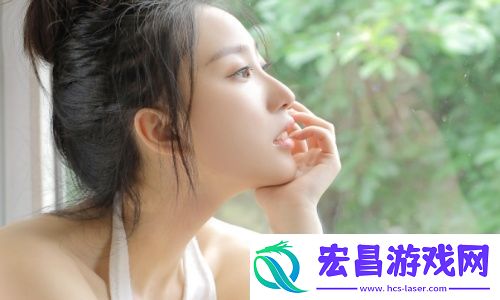 宝宝扶着水池乖乖让爸爸洗头