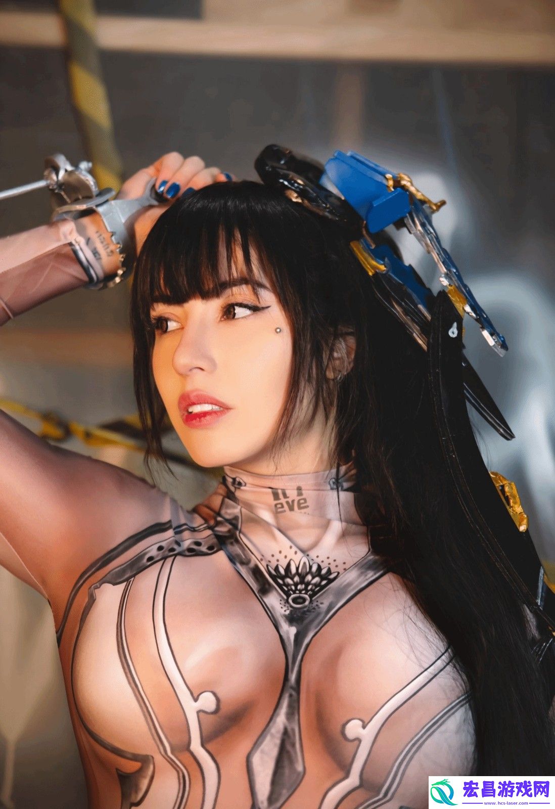 南美美女Cos星刃肤色战衣伊芙好身材吸睛