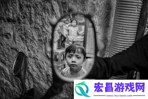 看镜子里