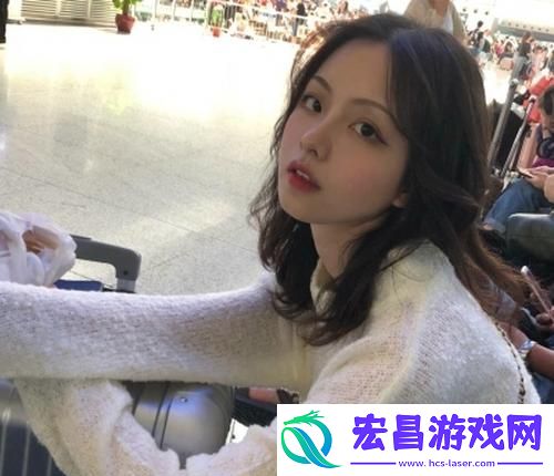 游泳馆里的两个教练孟月月