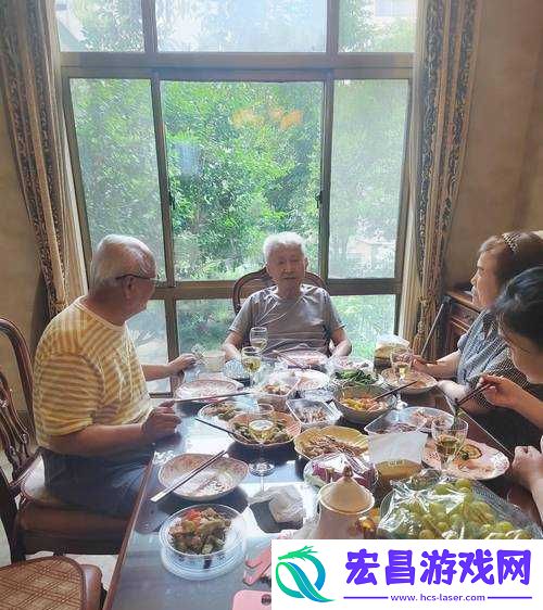 老公的叔叔天天在我家吃饭正常吗
