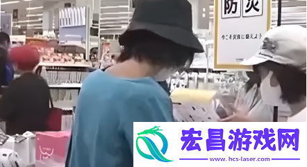 日本民众冲入超市扫空瓶装水