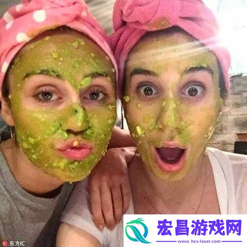 一个在上吃一个在下面敷面膜