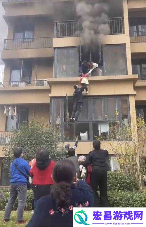 被压到落地玻璃窗前的紧急救援