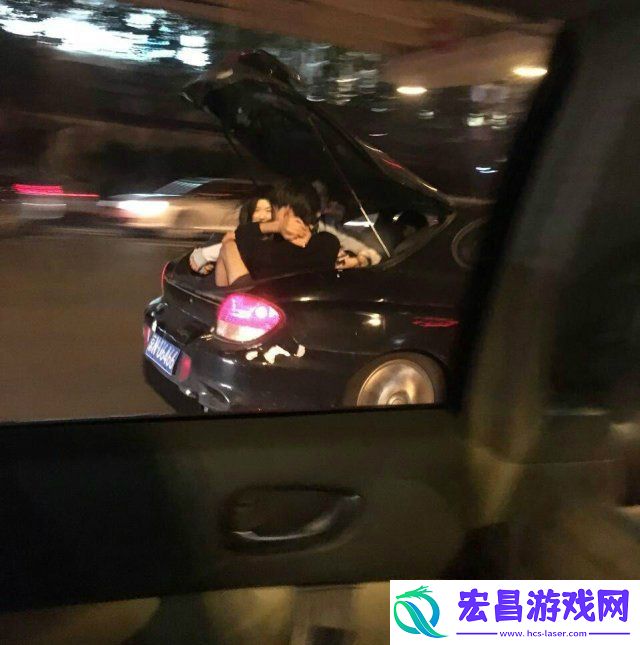 打网球的妹子都好凶一句不合就要抽人