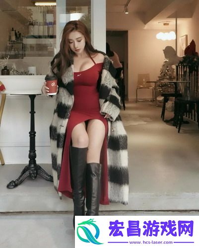 刚搬新家，几个装修工人把我压在茶几，这“热情”有点顶不住！