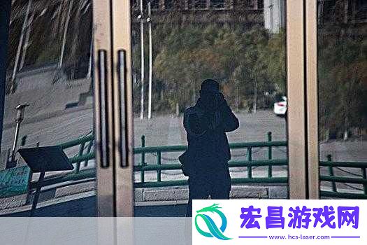 抬头看镜子里的结合处隐藏了什么