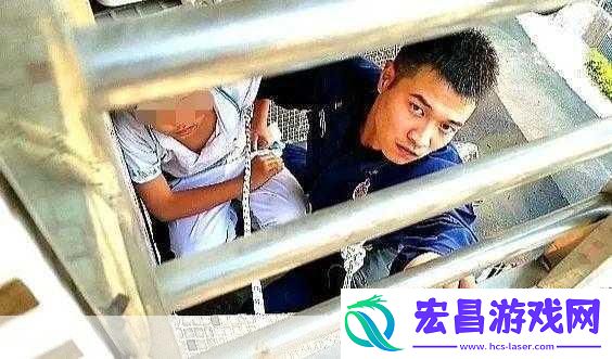 我和闺蜜在公交被八个人挤倒