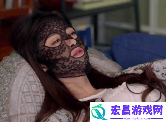 一边摸一边敷面膜
