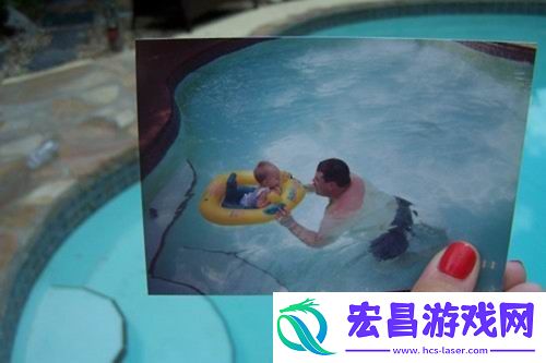 当现实与回忆重叠的瞬间泪水划过洒向照片