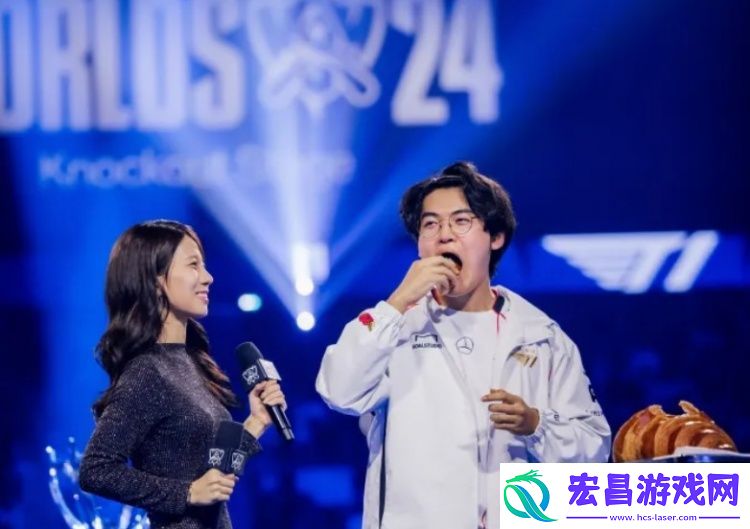 Gumayusi发布舞台流采访现场吃的巨大可颂照片