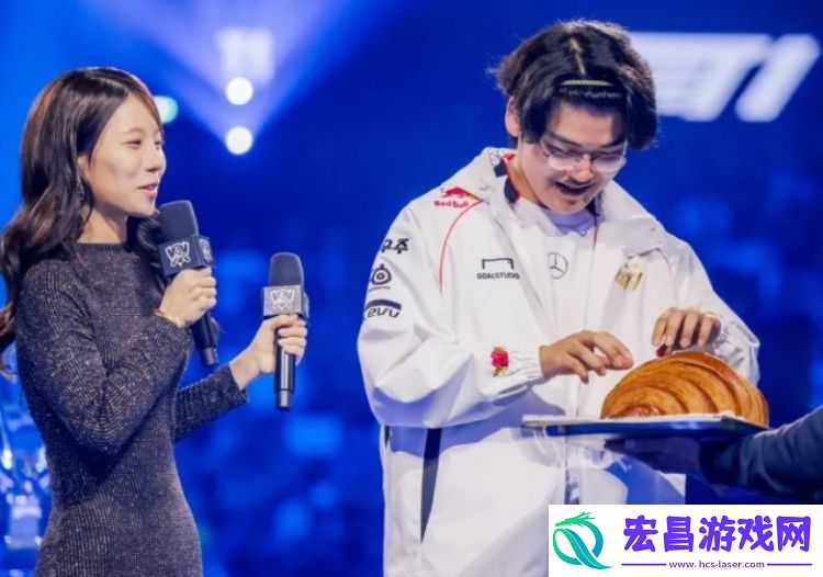 Gumayusi发布舞台流采访现场吃的巨大可颂照片