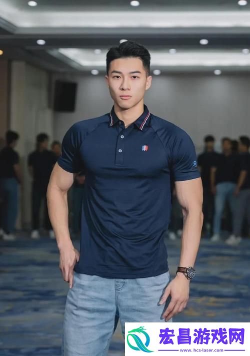 他的腰身缓慢的下沉