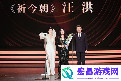 演员寇振海为“最佳青年剧集编辑”获奖短片颁奖