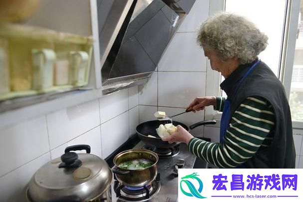 中午妈妈在厨房做饭