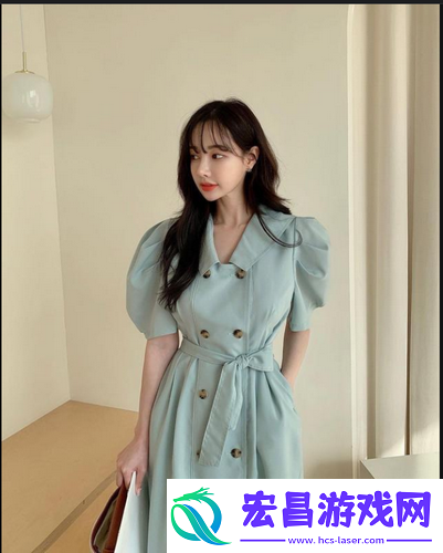 父亲有力挺送女儿的花园充满温情