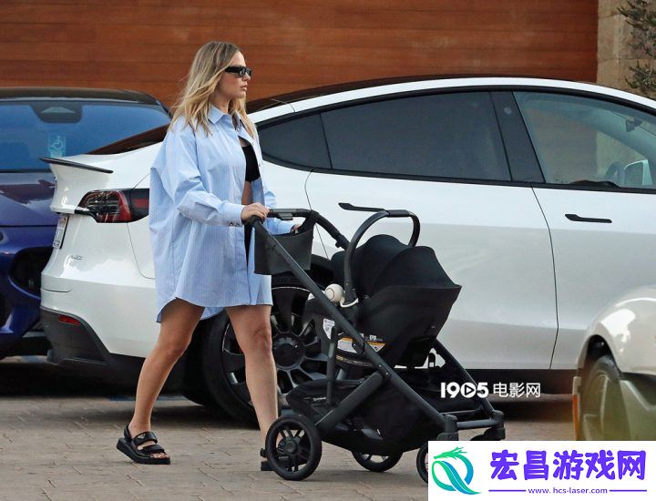 辣妈玛格特·罗比秀长腿