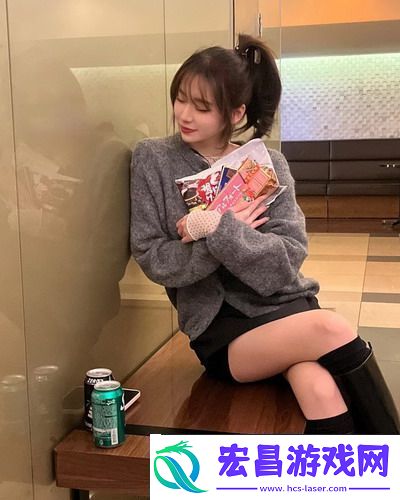 几个装修工人把我压在茶几
