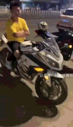 猴子来了都不知道先打哪一个动图教你怎么缓解尴尬