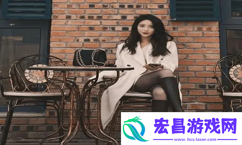 几个装修工人把我压在茶几