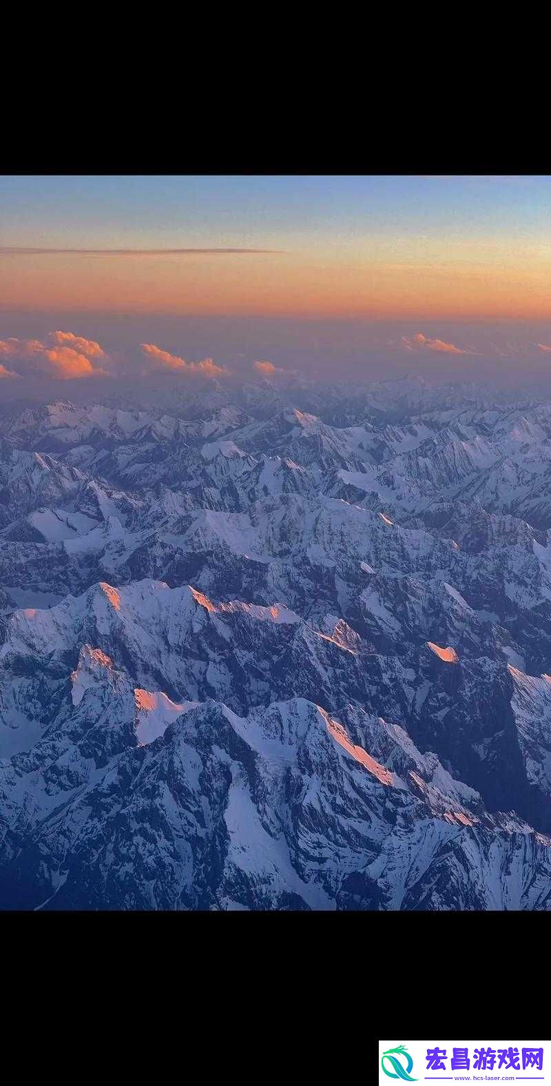 高耸雪峰衬着巨大蓝天的壮丽景象