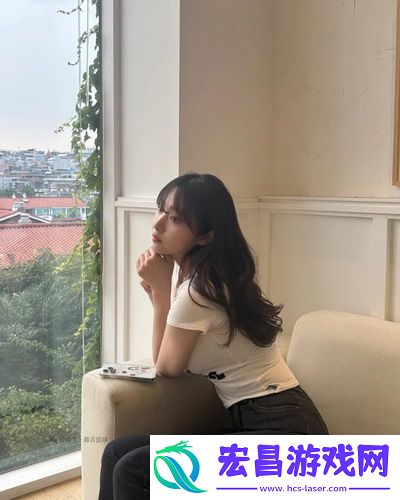 几个装修工人把我压在茶几上，真实原因曝光，网友笑翻：你不是一个人在战斗！