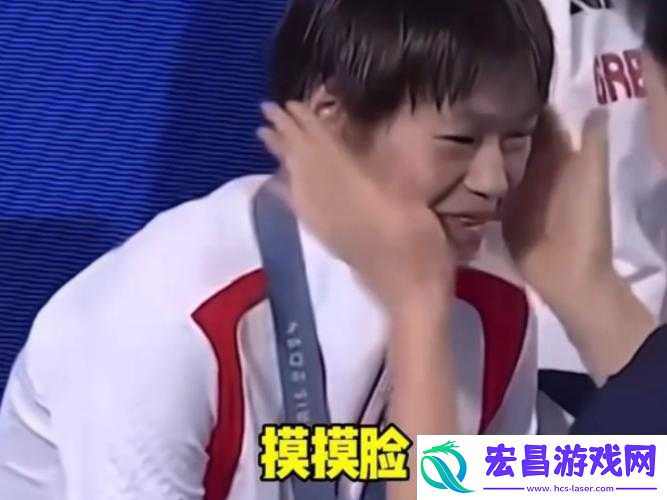 男生突然摸脸