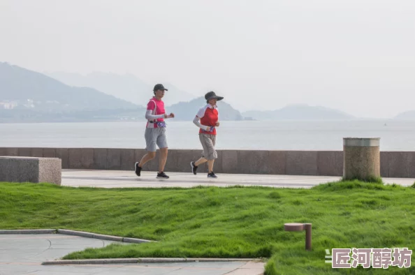 海角绿意盎然披风少年