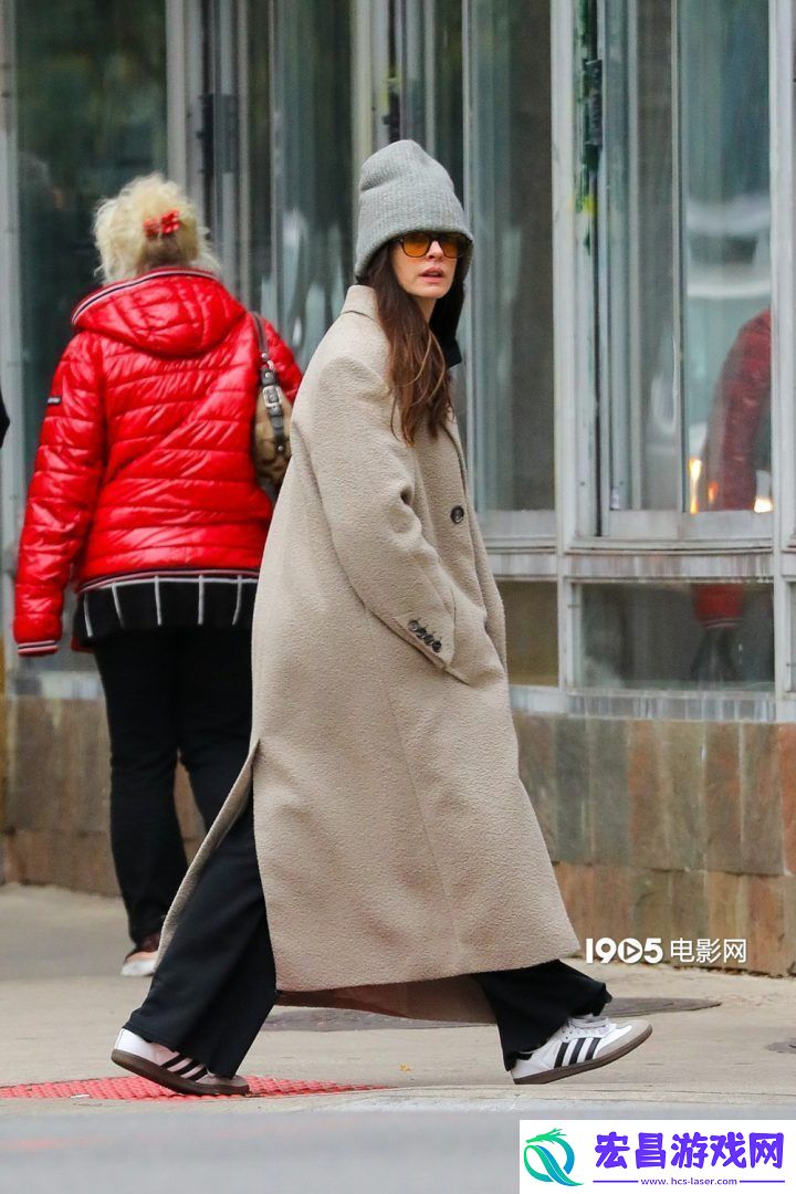 安妮·海瑟薇街头亮相双排扣风衣尽显随性潇洒