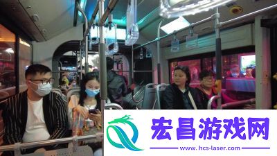 售票员小学生认真查票保秩序