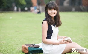 被众人追捧的清纯校花意外陷入禁忌之恋的故事