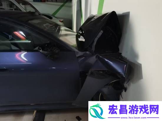 小米SU7撞穿车库墙壁