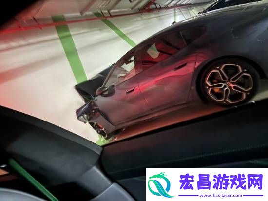 小米SU7撞穿车库墙壁