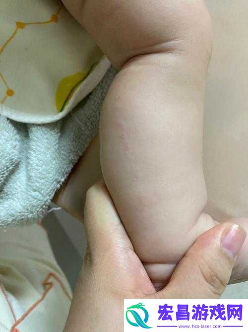 宝宝把腿抬起来靠墙上