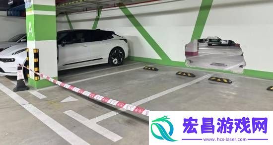 小米SU7撞穿车库墙壁