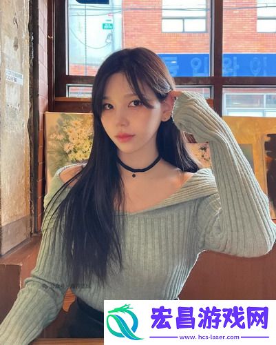 游泳馆里的两个教练孟月月爆火，网友调侃：这不仅是教学，还是大型综艺！