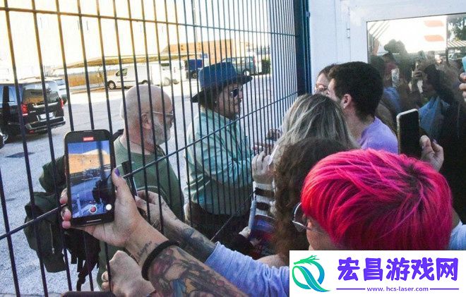 约翰尼·德普隔铁窗互动