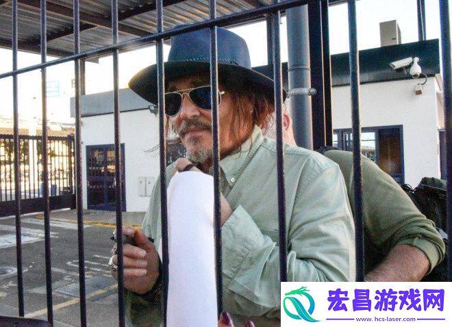 约翰尼·德普隔铁窗互动