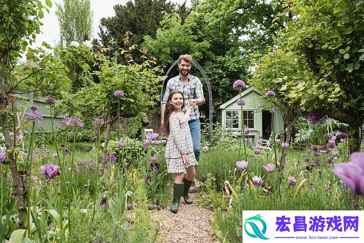 父亲有力挺送女儿的花园