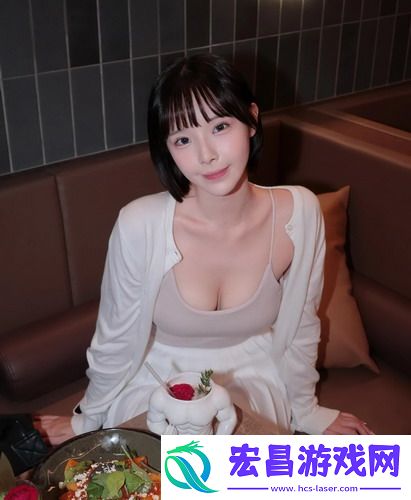 爆了！一面膜胸口一面吃下部位片段引热议，网友：这逻辑天花板都裂了