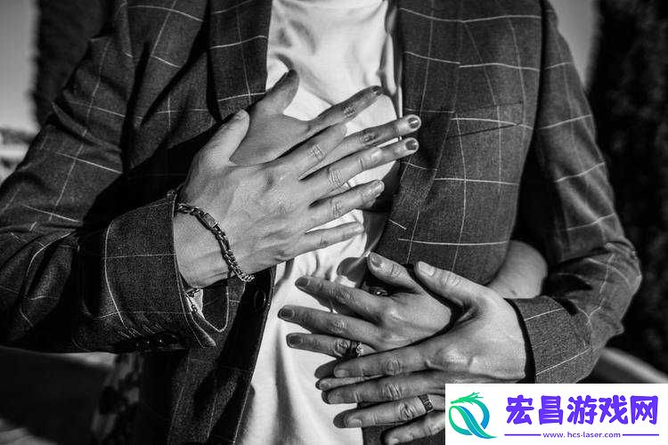 从背后拥抱她