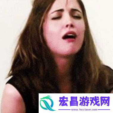 女子打扑克时喊疼叫出声引发的别样情境