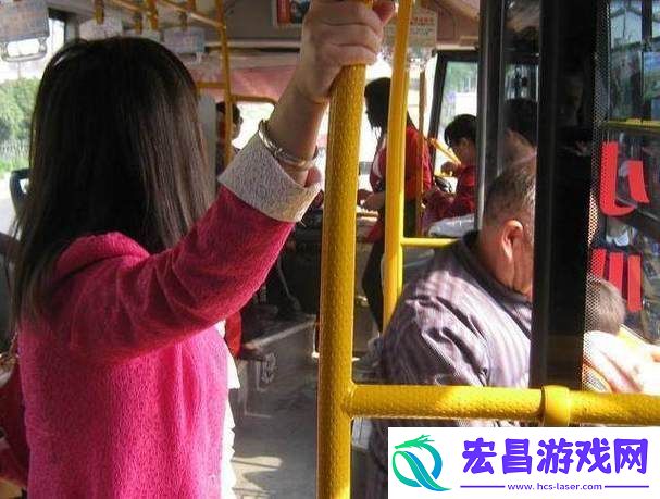 自由自在坐公交车一晃一晃进入友