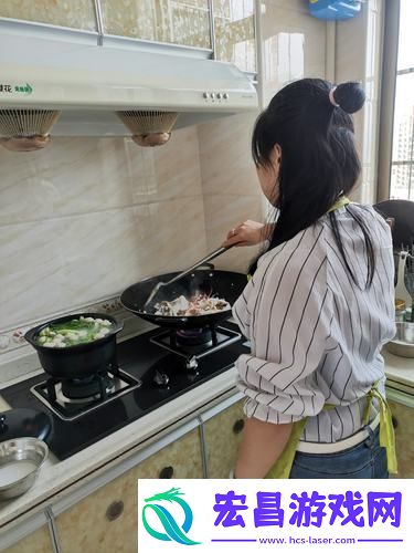 中午妈妈在厨房做饭