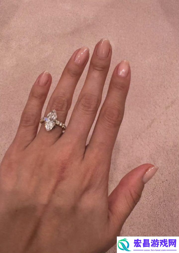 赛琳娜·戈麦斯晒婚戒