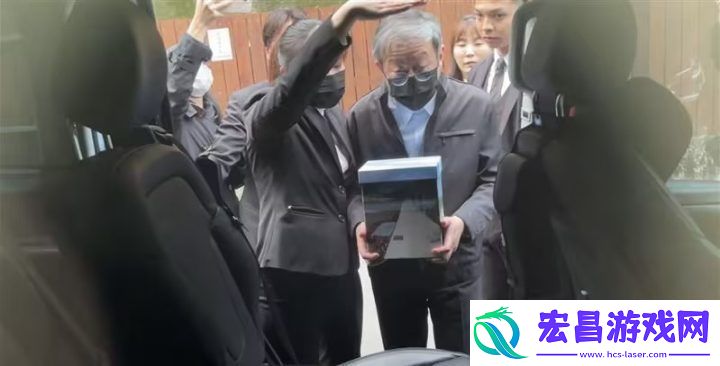 母亲琼瑶火化结束后