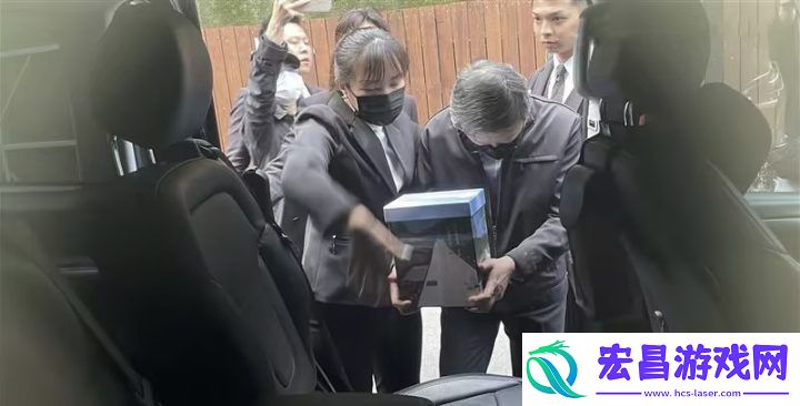 母亲琼瑶火化结束后
