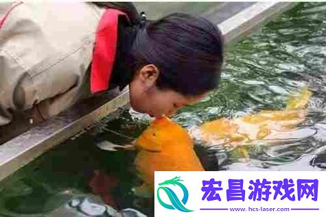女子神技“鲤鱼喝水”