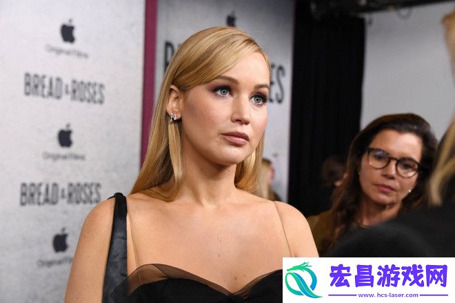 詹妮弗·劳伦斯二胎孕肚亮相面包与玫瑰首映