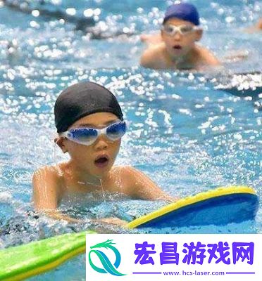 游泳馆里的两个教练孟月月
